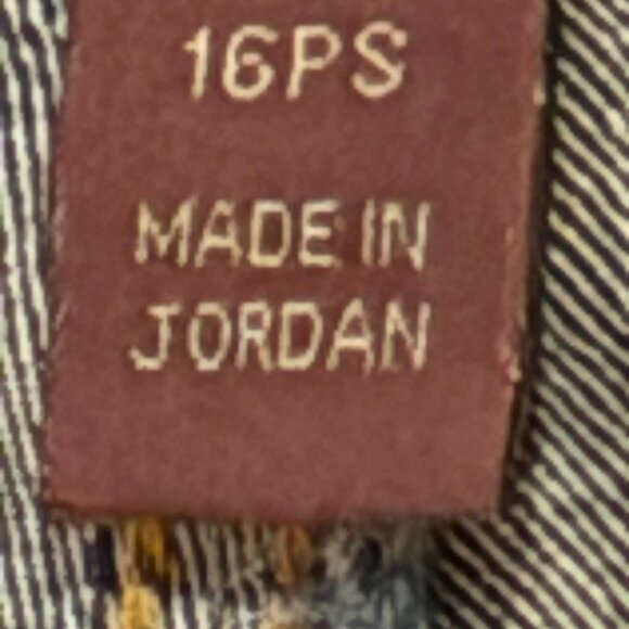 Lightly Used - Gloria Vanderbilt Amanda Jeans Size 16PS - 34" x 24" - Picture 9 of 14